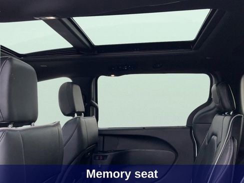 Used 2025 Chrysler Pacifica Limited image 20