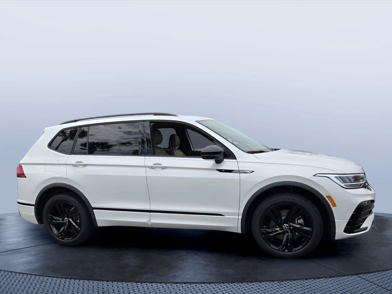 Used 2024 Volkswagen Tiguan SE R-Line FWD image 1