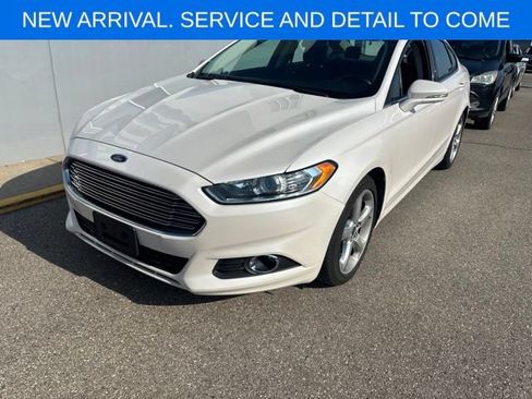 Used 2016 Ford Fusion SE w/ Equipment Group 201A FWD image 2
