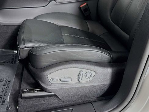 Certified 2025 Porsche Macan image 13