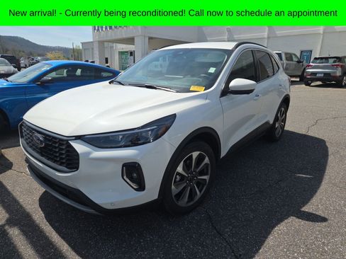 Used 2023 Ford Escape Platinum image 2