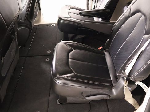 Used 2024 Chrysler Pacifica Touring-L image 11