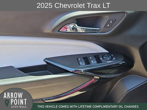 Used 2025 Chevrolet Trax LT w/ LT Convenience Package FWD image 21