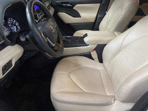 Used 2023 Toyota Highlander XLE image 16