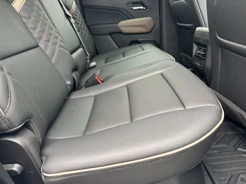 Used 2025 GMC Canyon Denali image 16