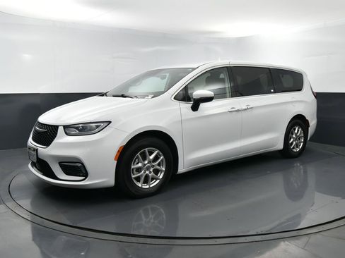 Used 2023 Chrysler Pacifica Touring-L FWD image 1