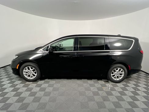 Used 2024 Chrysler Pacifica Touring-L image 6