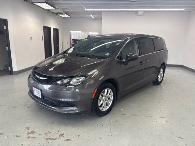 Used 2023 Chrysler Voyager LX FWD image 3