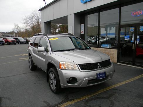 Used 2011 Mitsubishi Endeavor SE image 2