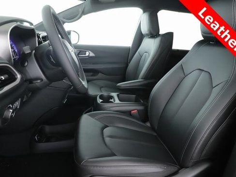 New 2026 Chrysler Pacifica Select AWD/4WD image 16