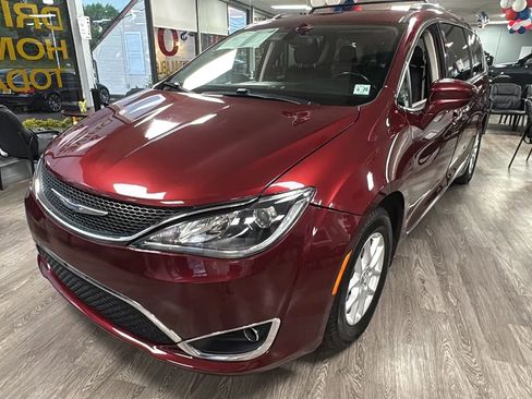 Used 2020 Chrysler Pacifica Touring-L FWD image 1