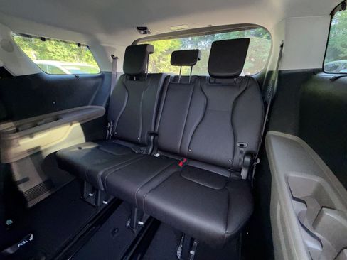 New 2026 Kia Carnival EX FWD image 30