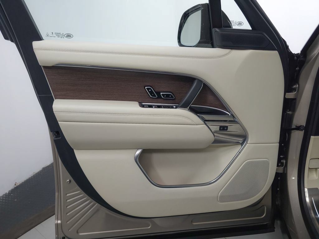 Used 2025 Land Rover Range Rover SE AWD/4WD image 5