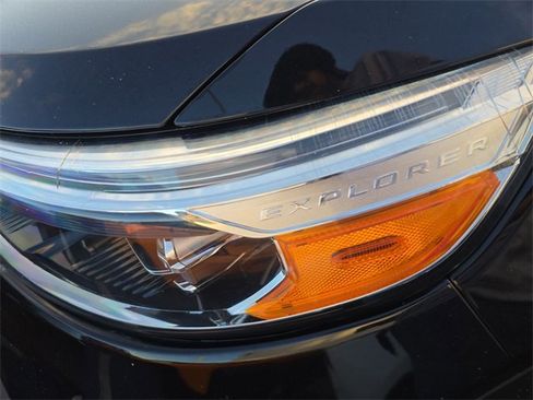 Used 2022 Ford Explorer XLT image 7