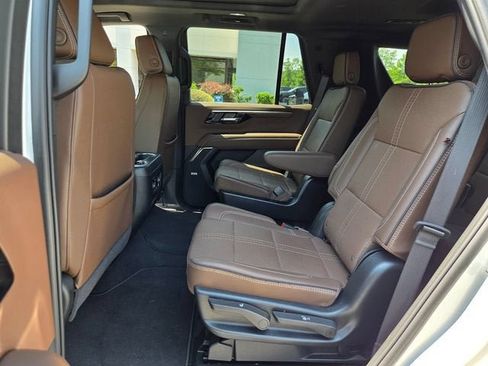 Used 2025 Chevrolet Tahoe High Country AWD/4WD image 16