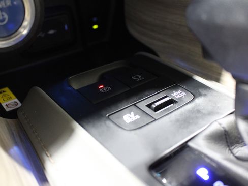 Used 2021 Toyota Venza Limited image 17