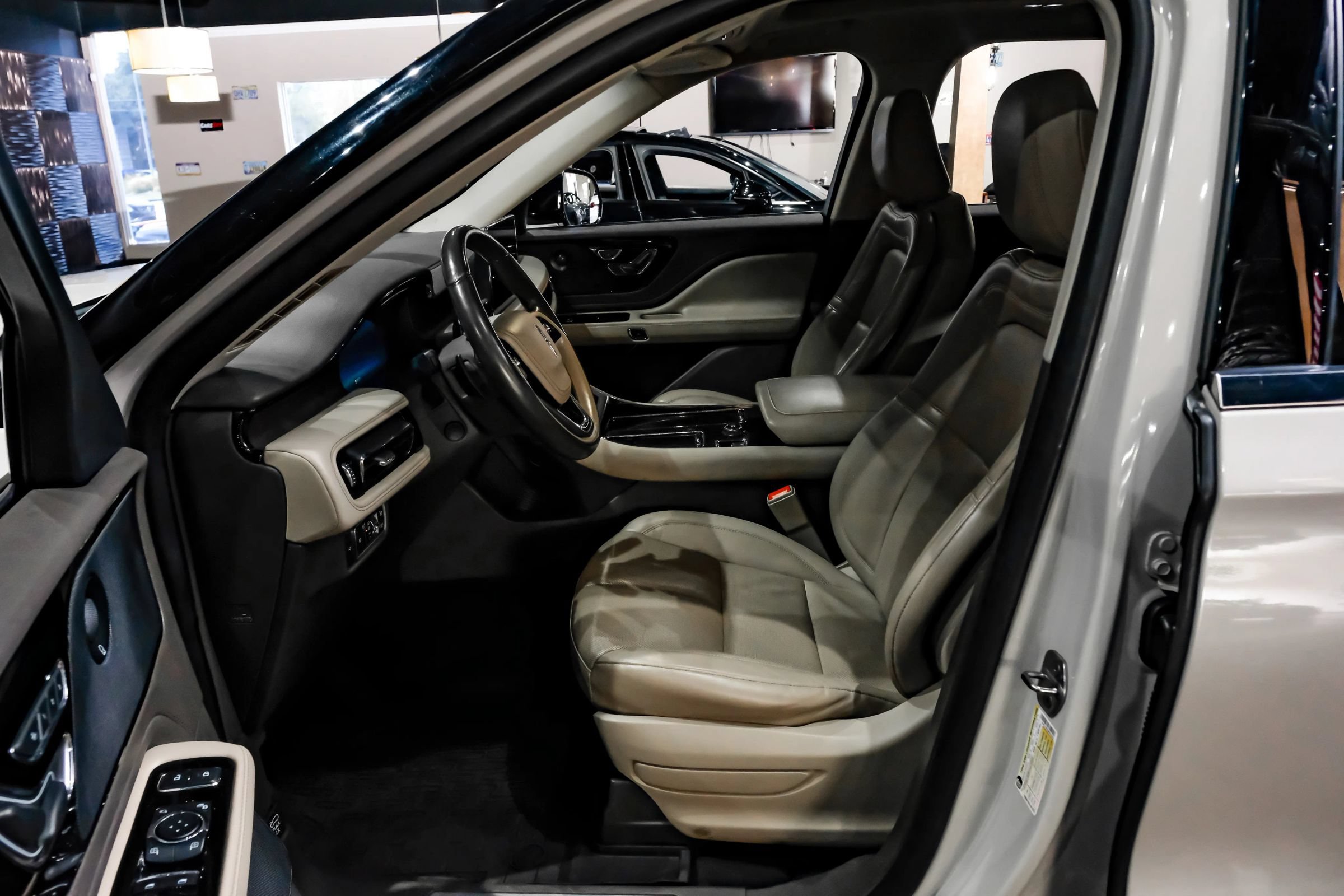 Used 2021 Lincoln Aviator Reserve w/ Equipment Group 201A RWD image 4
