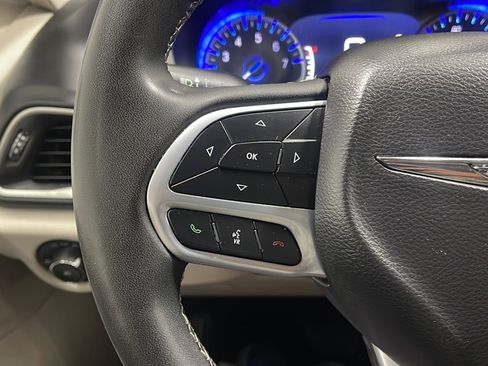Used 2023 Chrysler Pacifica Touring-L FWD image 6