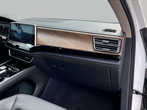 Used 2024 Volkswagen Atlas SE FWD image 17