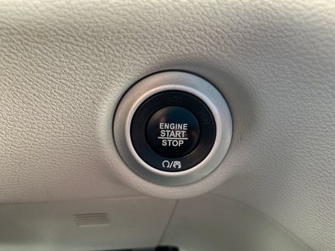 Used 2018 Chrysler Pacifica Touring-L FWD image 15