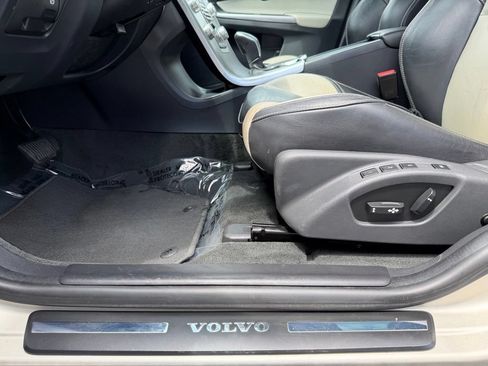 Used 2017 Volvo XC60 T5 Dynamic w/ Preferred Option Package FWD image 8