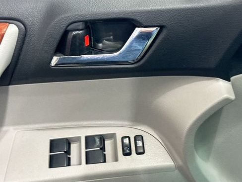 Used 2013 Toyota Highlander Limited image 18