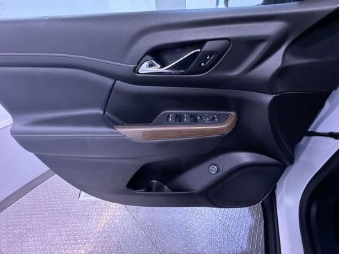 Used 2023 GMC Acadia SLE w/ Driver Convenience Package image 12