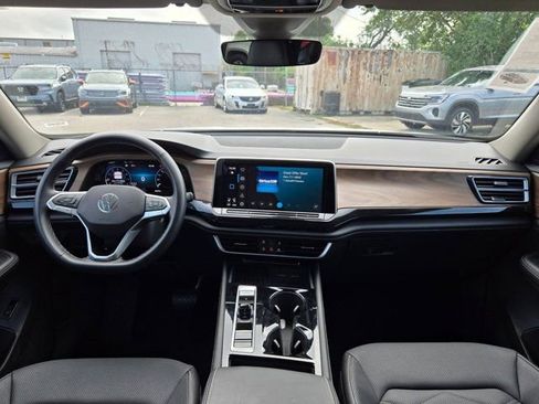 Used 2025 Volkswagen Atlas SE image 24
