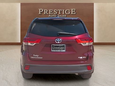 Used 2018 Toyota Highlander XLE AWD/4WD image 38
