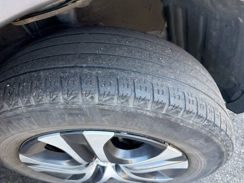 Used 2018 Toyota RAV4 LE AWD/4WD image 2