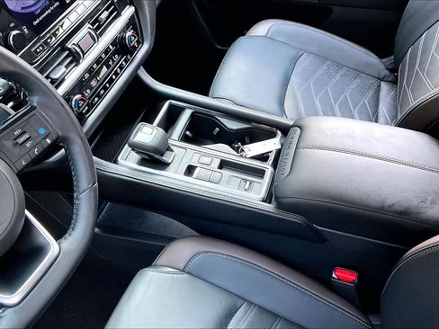 Certified 2025 Nissan Pathfinder Platinum FWD image 17