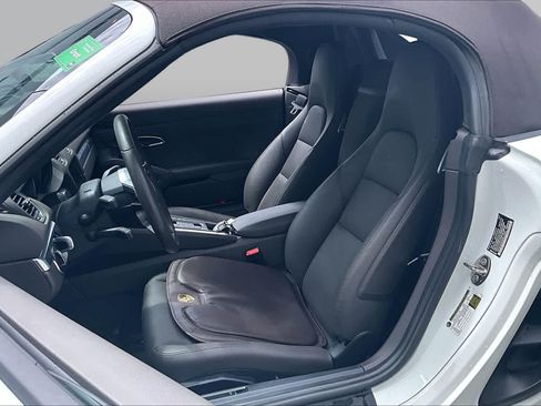Used 2021 Porsche 718 Boxster RWD image 8