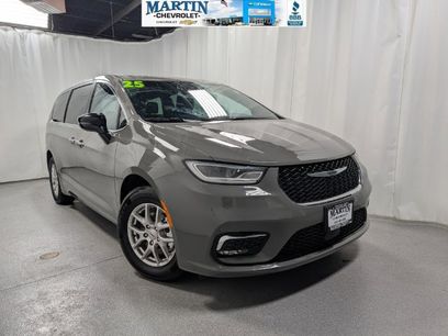 Used 2025 Chrysler Pacifica Select