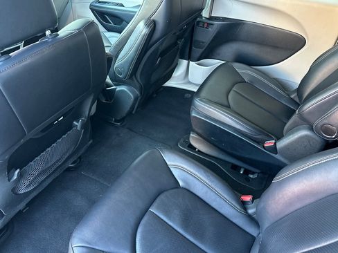 Used 2024 Chrysler Pacifica Select image 14