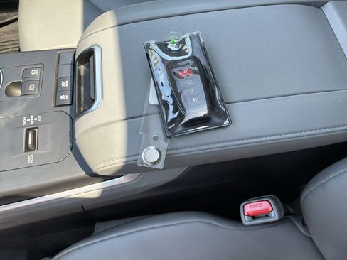 Used 2021 Toyota Highlander XLE FWD image 37
