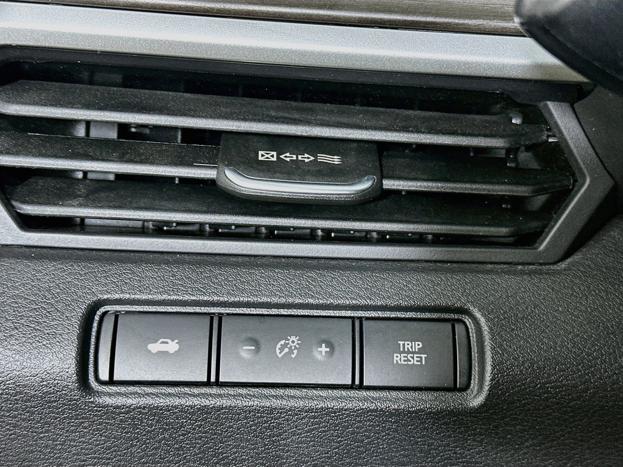 Used 2025 Nissan Altima 2.5 SV FWD image 17