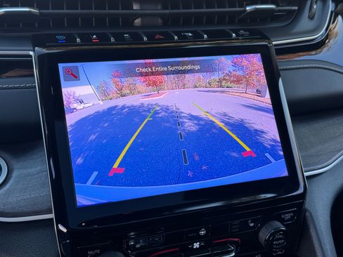 Used 2022 Jeep Grand Cherokee Limited 4xe image 33