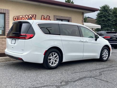 Used 2023 Chrysler Pacifica Touring-L FWD image 3