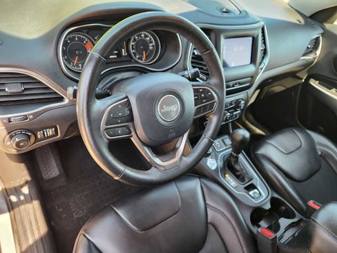 Used 2019 Jeep Cherokee Latitude Plus w/ Cold Weather Group AWD/4WD image 2