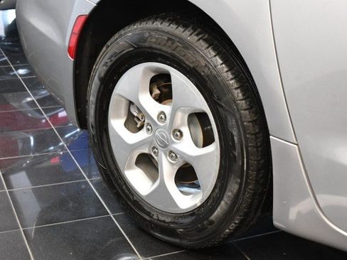Used 2017 Chrysler Pacifica Touring Plus FWD image 35
