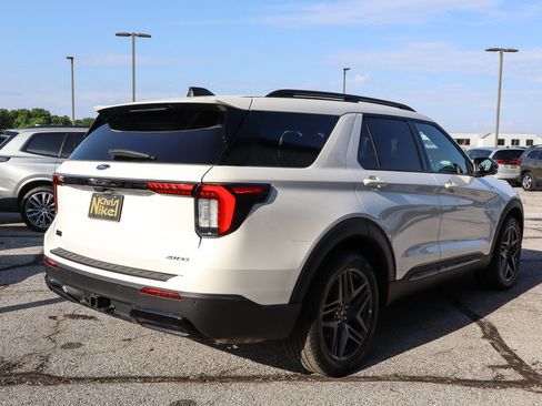 Used 2025 Ford Explorer ST-Line w/ ST-Line Street Pack AWD/4WD image 4