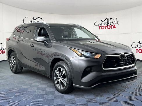 Used 2022 Toyota Highlander XLE FWD image 1