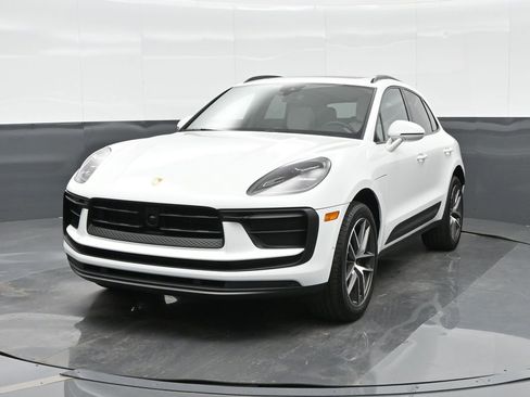 Certified 2025 Porsche Macan image 12