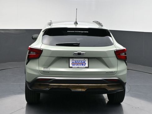 Used 2024 Chevrolet Trax ACTIV w/ Sunroof Package FWD image 6