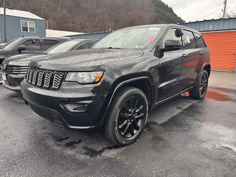 Used 2017 Jeep Grand Cherokee Altitude image 3