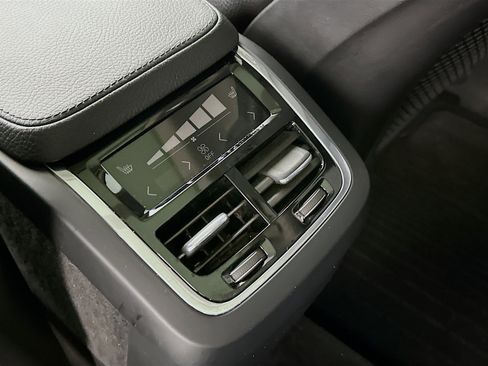 Used 2016 Volvo XC90 T6 Momentum w/ Momentum Plus Package image 28