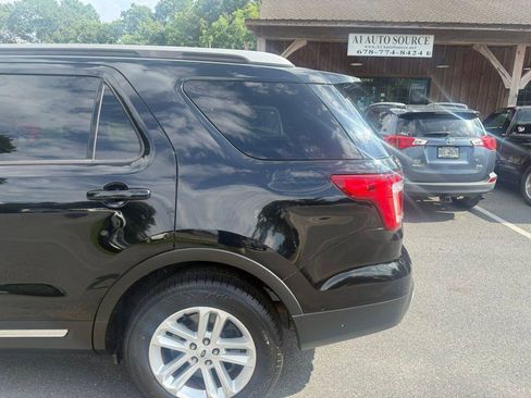 Used 2017 Ford Explorer XLT w/ Equipment Group 202A FWD image 8