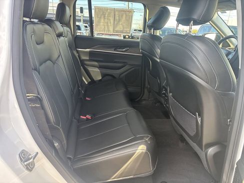 Used 2023 Jeep Grand Cherokee Limited image 17