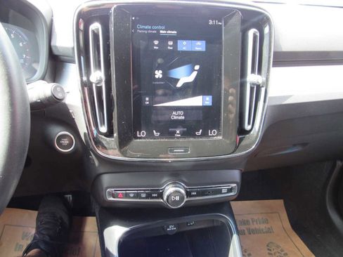 Used 2021 Volvo XC40 T5 Momentum image 17