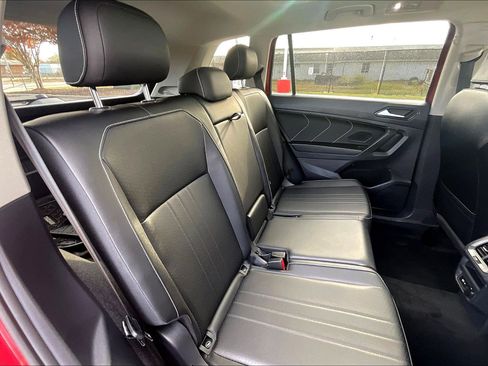 Used 2022 Volkswagen Tiguan SE w/ Panoramic Sunroof Package image 32